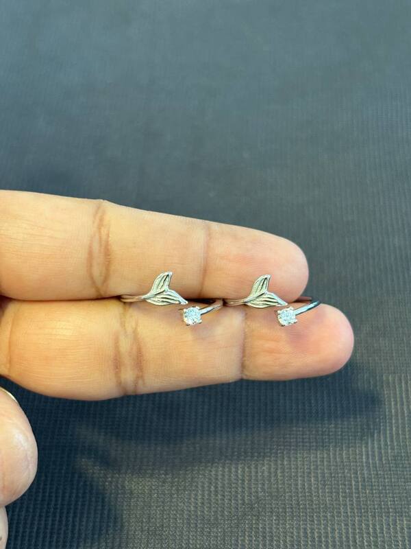 Silver tail toe ring