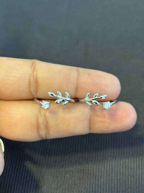 Sliver leaf toe ring