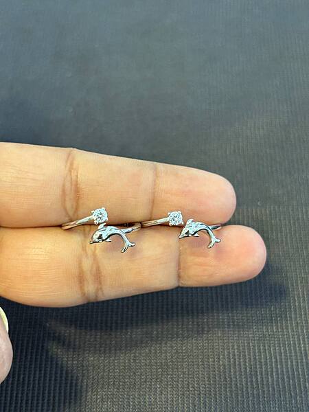 Silver dolphin toe ring