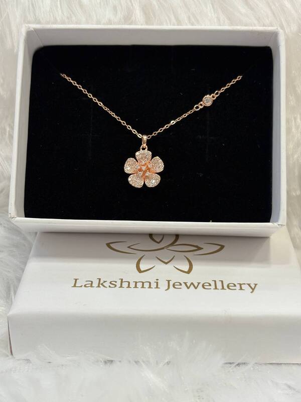 Silver flower chain with rosegold finish