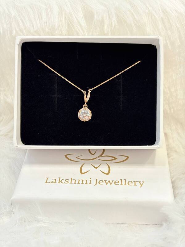 Silver solitairee chain with rosegold finish