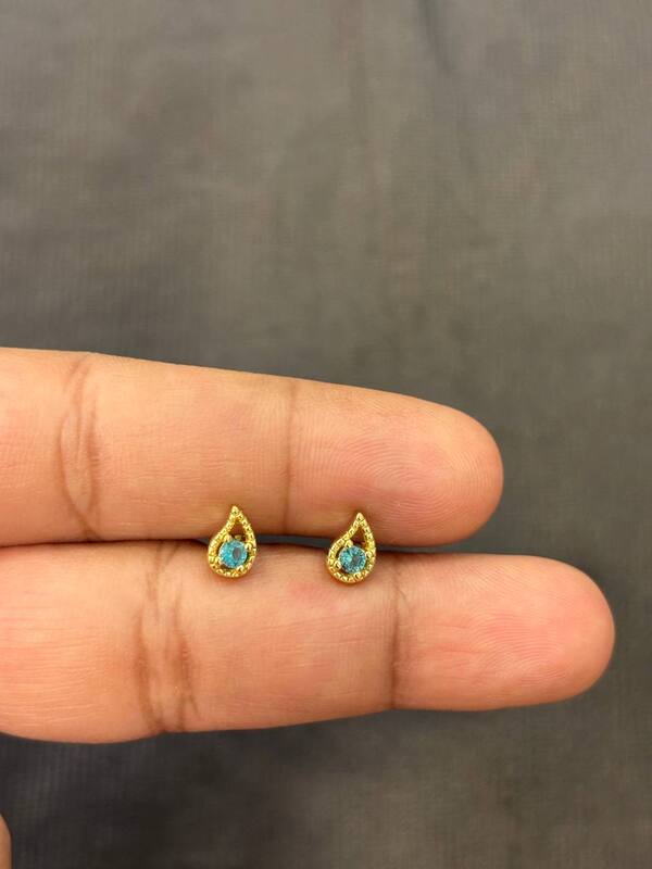 Silver maragaham second stud with gold finish