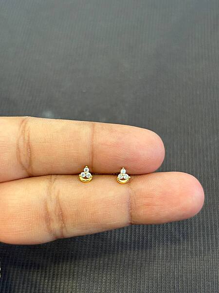 Tristone 9 carat gold stud