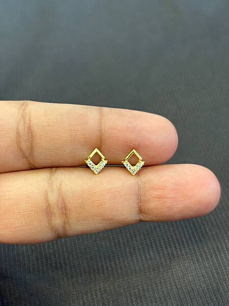 Square 9 carat gold stud