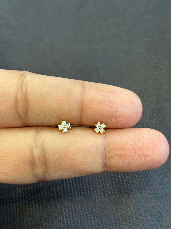 Four stone 9 carat gold stud
