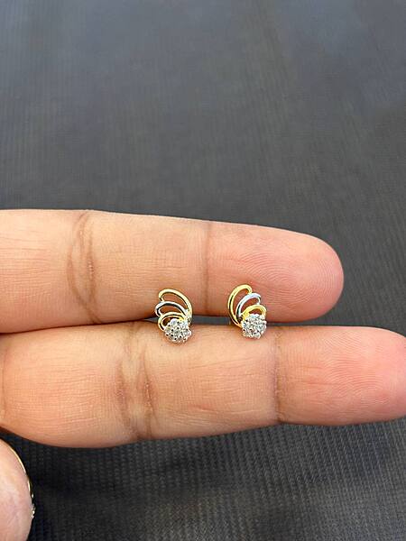 Fly dual tone 9 carat gold stud