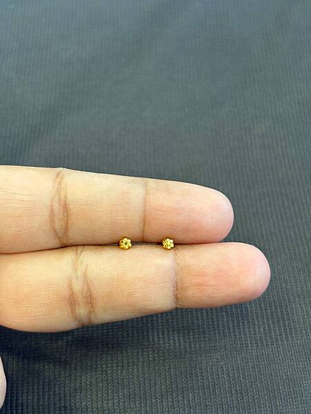 Plain flower 9 carat gold stud