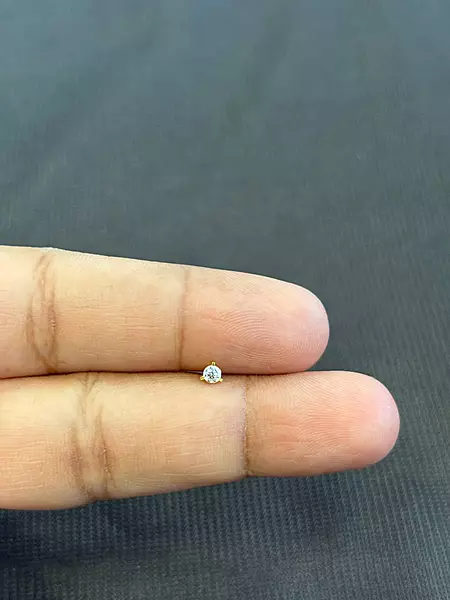 Stone 9 carat gold stud