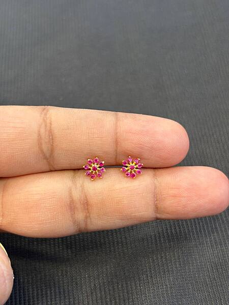 Pink stone 9 carat gold stud