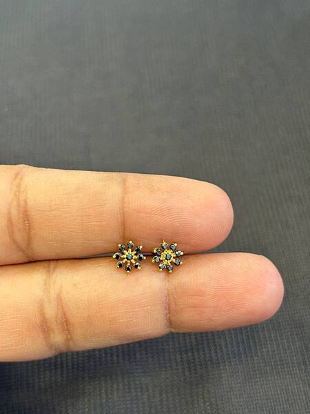 Black stone 9 carat gold stud