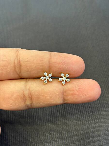 Swathi 9 carat gold stud