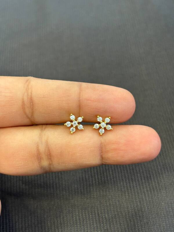 Swathi 9 carat gold stud