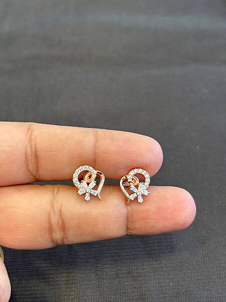 Silver curly flower stud with rosegold finish