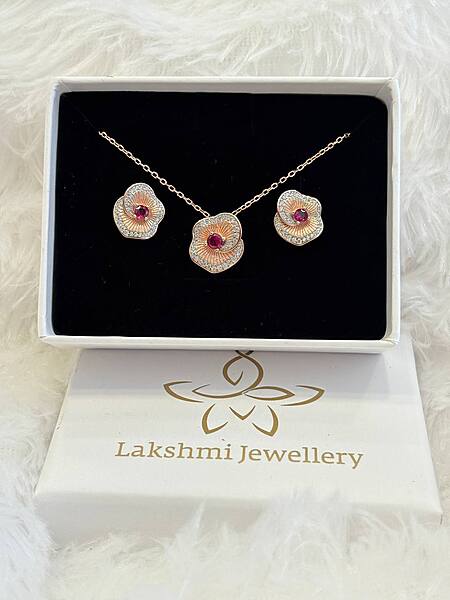 Silver dafodil pendant set with rosegold finish