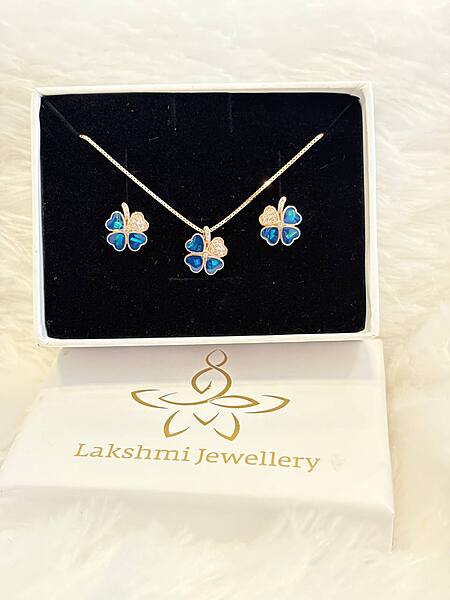 Silver flower blue pendant set with rosegold finish