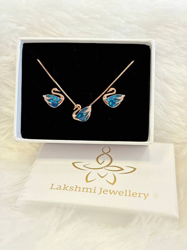 Silver bluie swan pendant set with rosegold finish