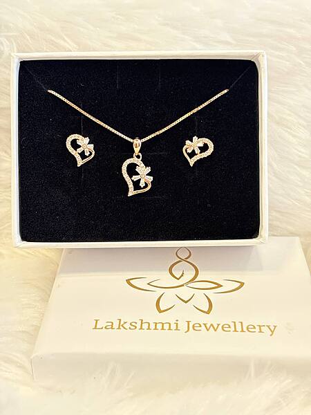 Silver hearty white flower pendant set with rosegold finish