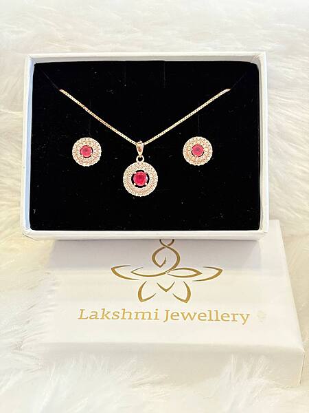 Silver pink round pendant set with roesgold finish
