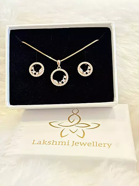 Silver round stone pendant set with rosegold finish