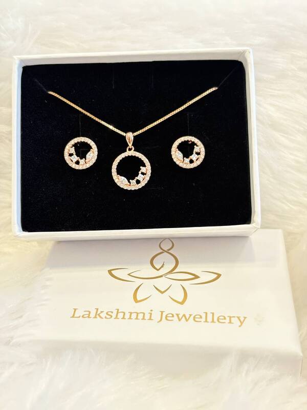 Silver round stone pendant set with rosegold finish