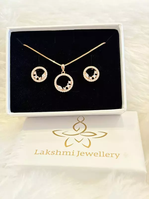 Silver round stone pendant set with rosegold finish
