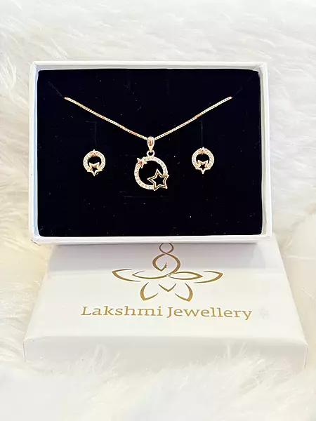 Silver round star pendant set with rosegold finish