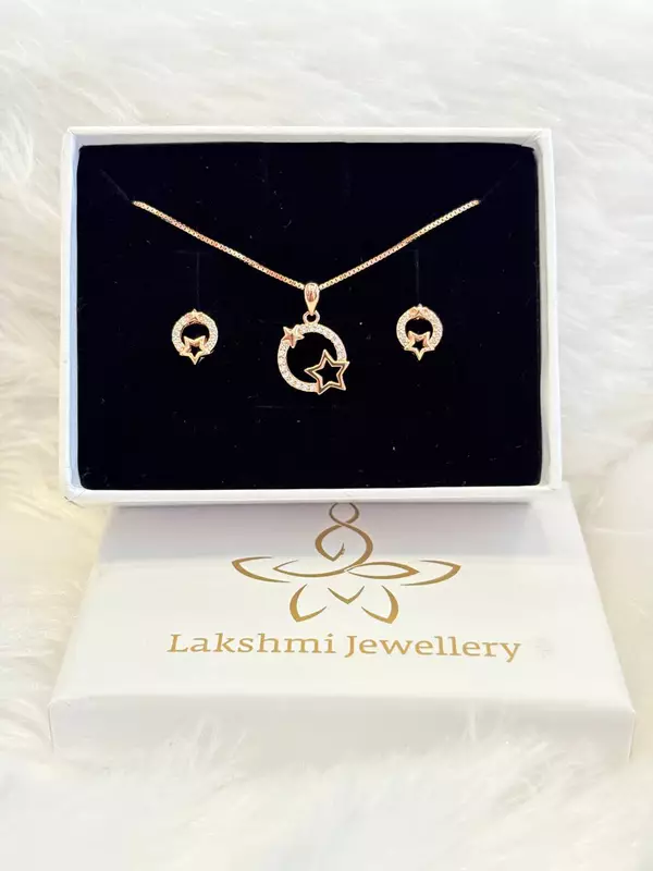 Silver round star pendant set with rosegold finish