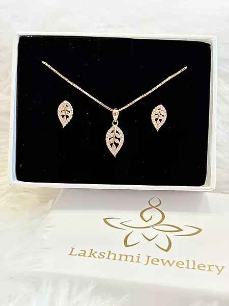 Silver illai pendant set with rosegold finish