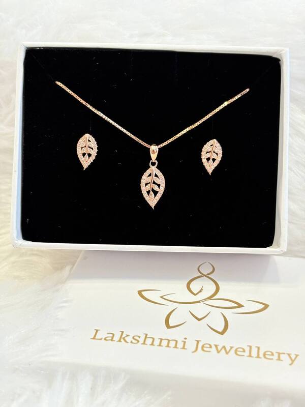 Silver illai pendant set with rosegold finish