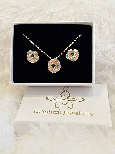 Silver dafodil green pendant set with rosegold finish