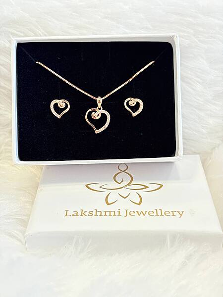 Silver heart pendant set with roesgold finish