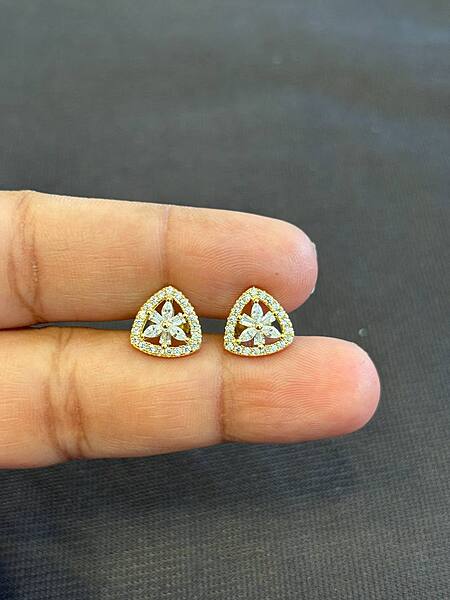 Silver triflower stud in gold finish