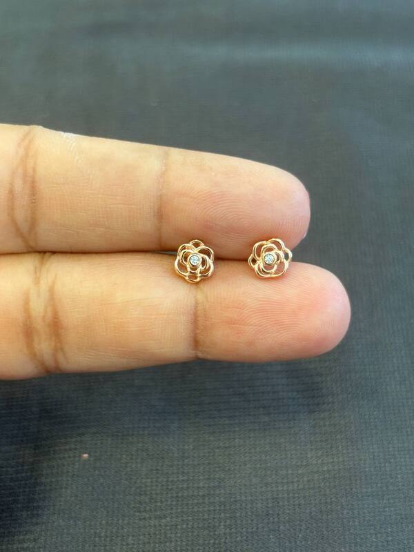 Silver roja stud with rosegold finish