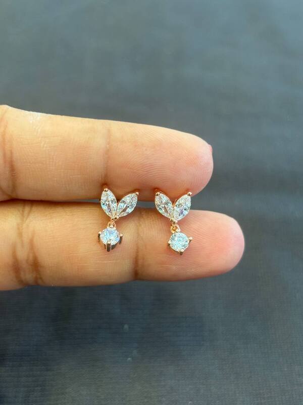 Silver double leaf thongal stud with rosegold finish