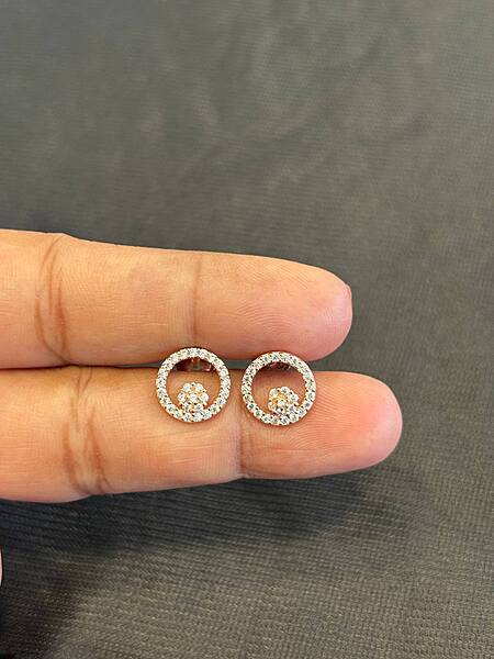 Silver round flowerr stud with rosegold finish
