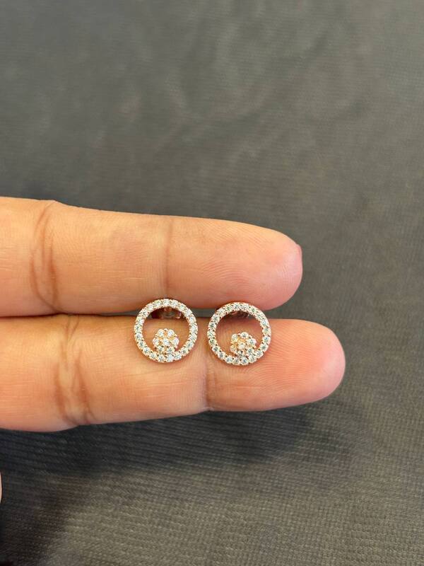 Silver round flowerr stud with rosegold finish