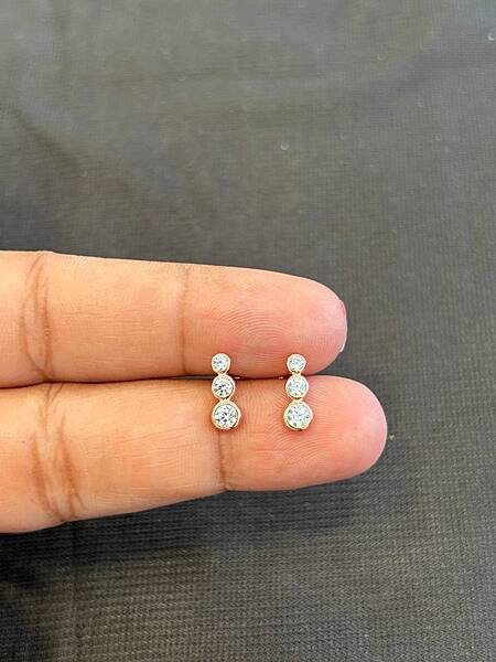 Silver tri1 stone second stud with rosegold finish
