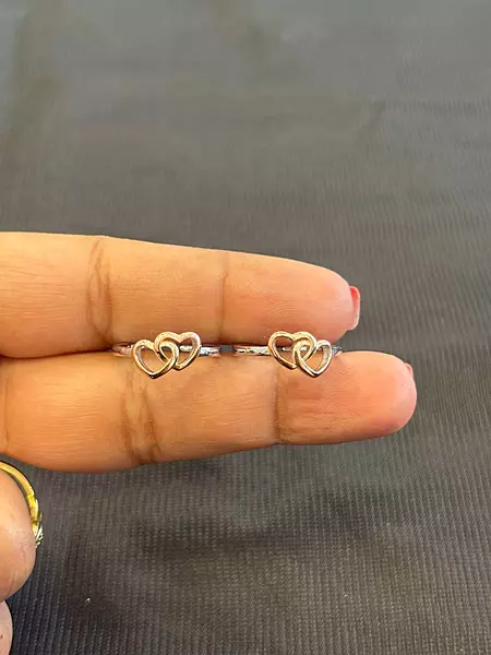 Silver twin heart toe ring with dual tone