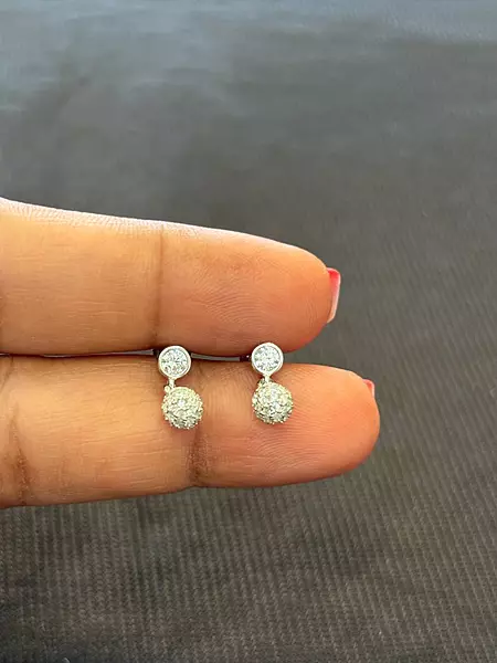Silver avani stud