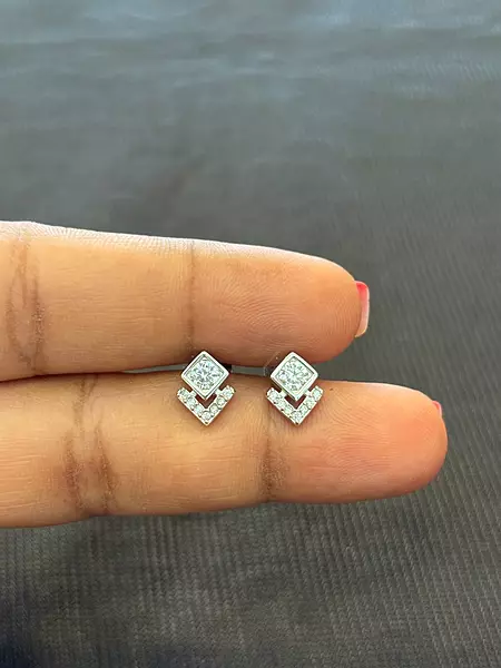 Silver aruthra stud