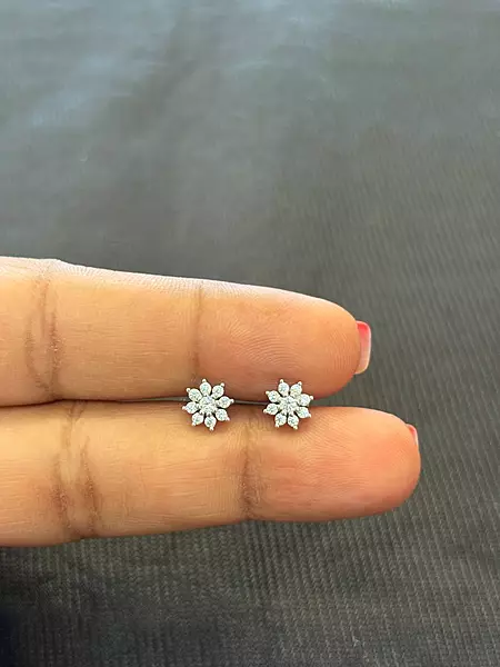 Silver 9 stonee1 stud