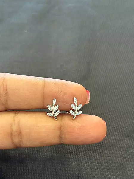 Silver leaf stud