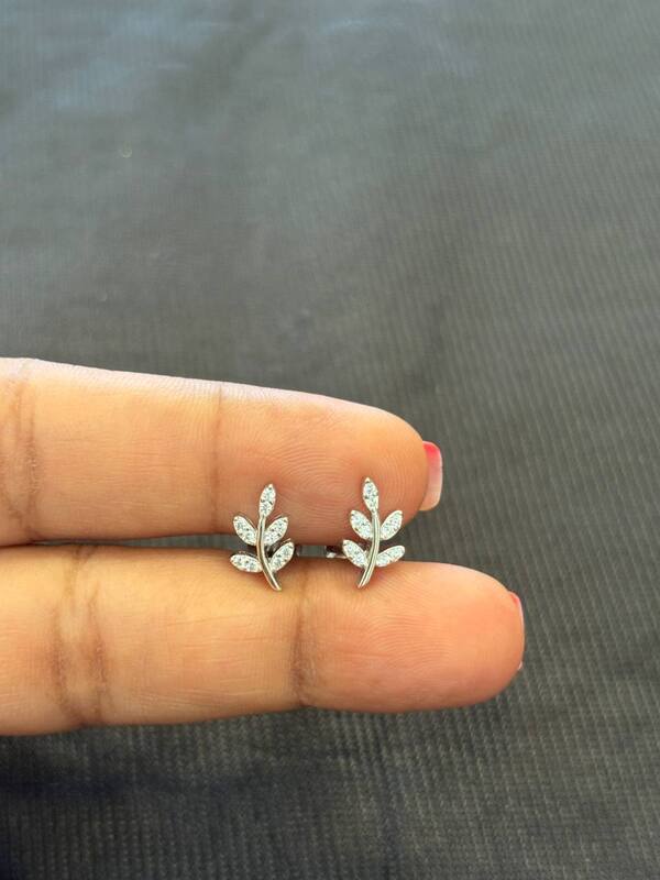 Silver leaf stud