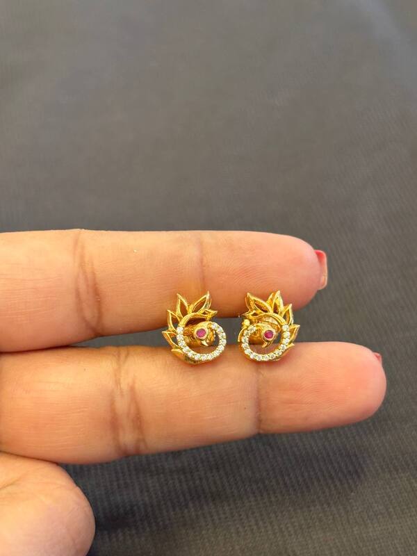 Silver mayil1 stud with gold finish