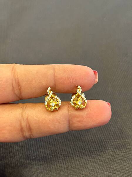 Silver argi stud stud with gold finish