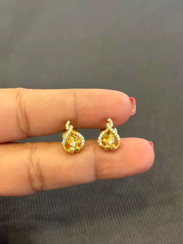 Silver argi stud stud with gold finish