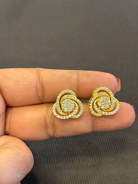 Silver sima stud with gold finish