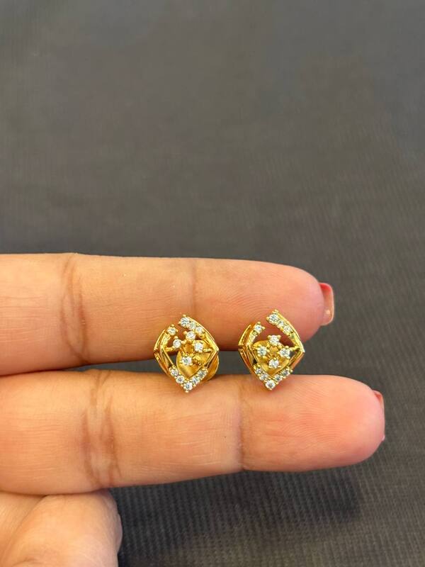 Silver thulir stud with gold finish