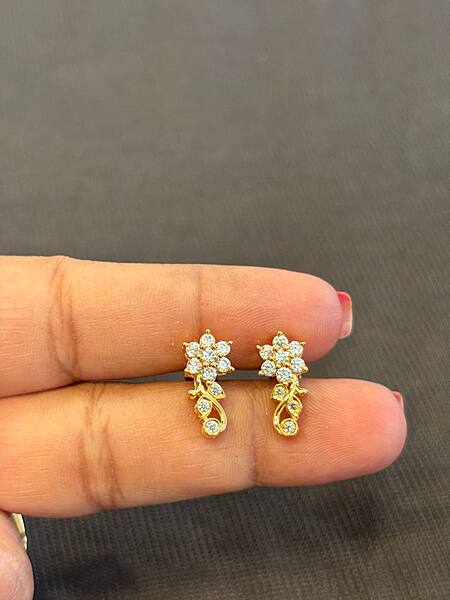 Silver oliva stud with gold finish