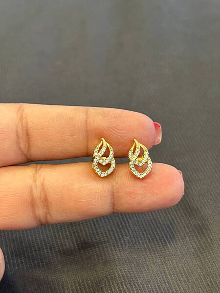 Silver daisy stud with gold finish